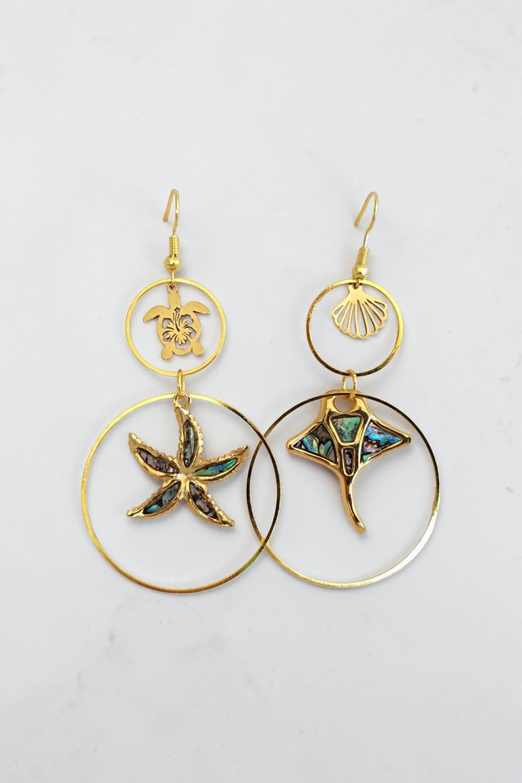 Boucles d'oreilles pendantes animaux marins nacrés – tortue, étoile de mer & raie manta