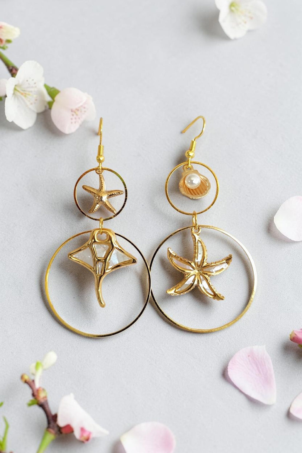 Boucles d'oreilles pendantes animaux marins nacrés – tortue, étoile de mer & raie manta