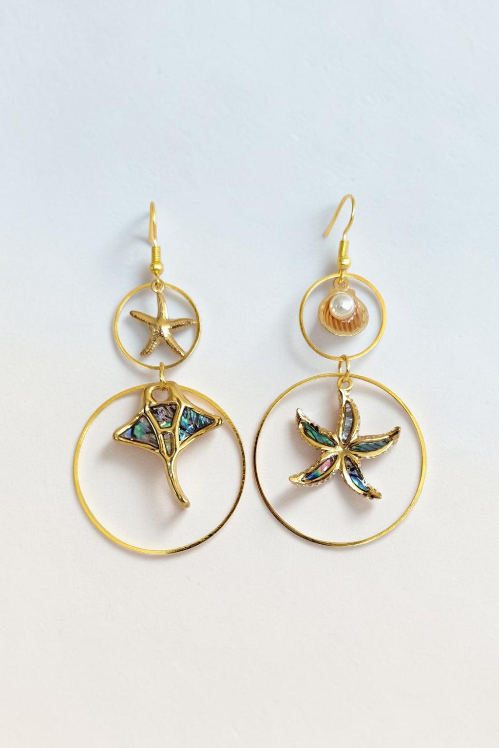 Boucles d'oreilles pendantes animaux marins nacrés – tortue, étoile de mer & raie manta