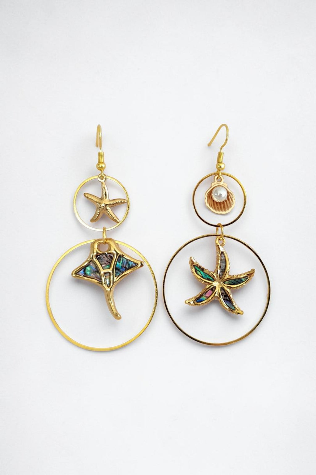 Boucles d'oreilles pendantes animaux marins nacrés – tortue, étoile de mer & raie manta