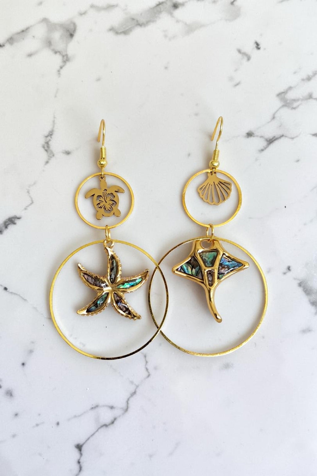 Boucles d'oreilles pendantes animaux marins nacrés – tortue, étoile de mer & raie manta