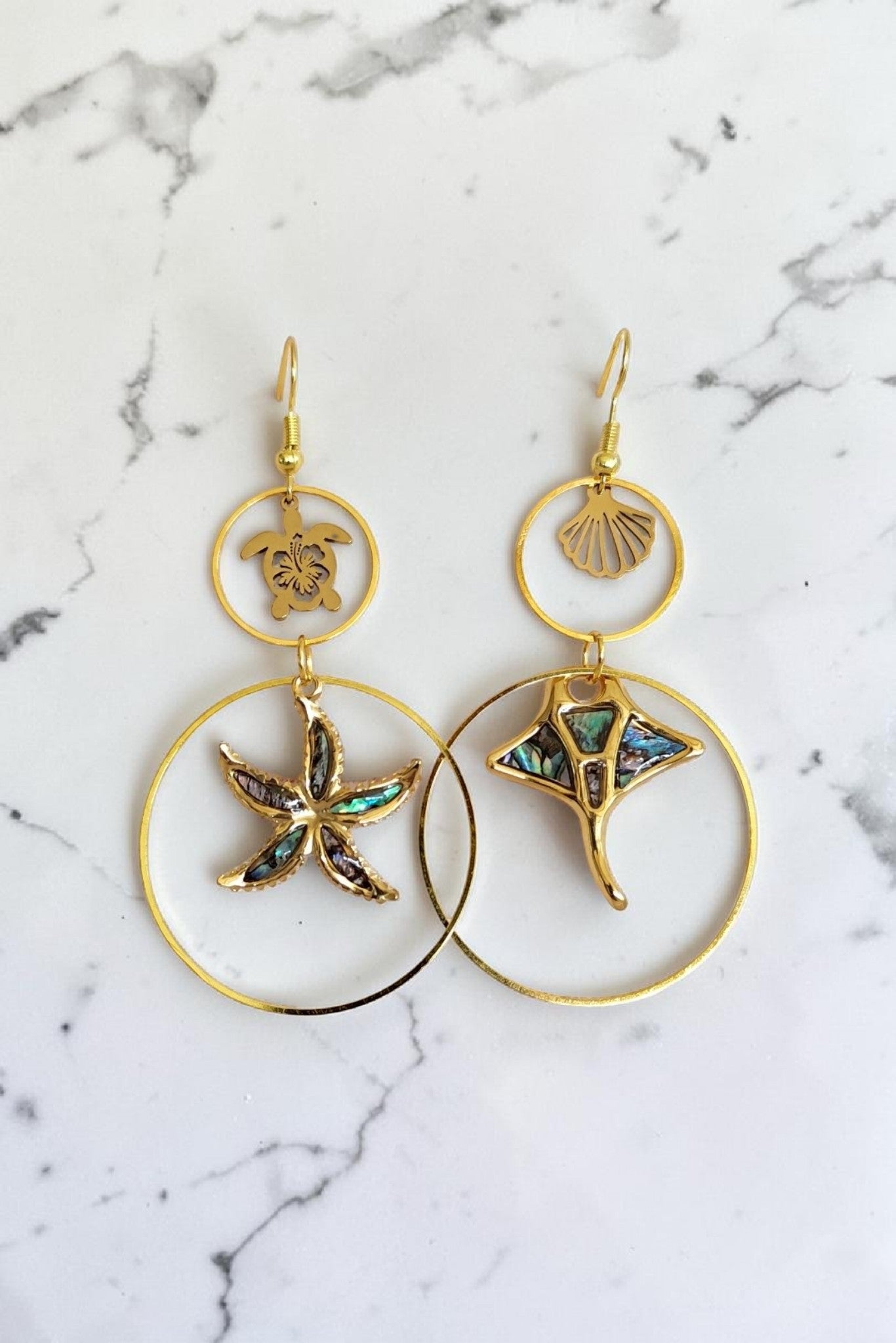 Boucles d'oreilles pendantes animaux marins nacrés – tortue, étoile de mer & raie manta