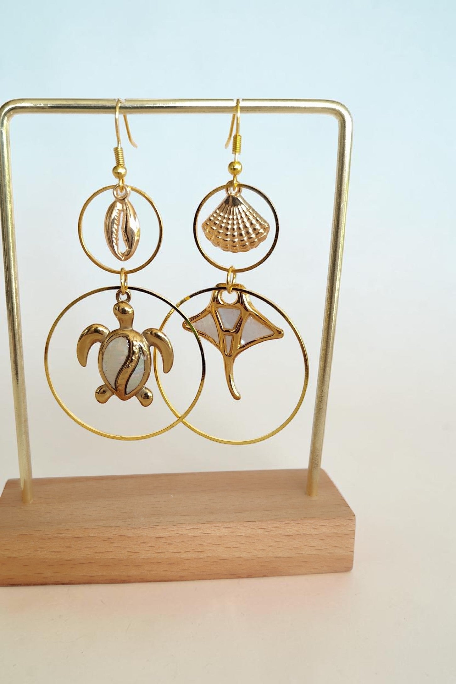 Boucles d'oreilles pendantes animaux marins nacrés – tortue, étoile de mer & raie manta
