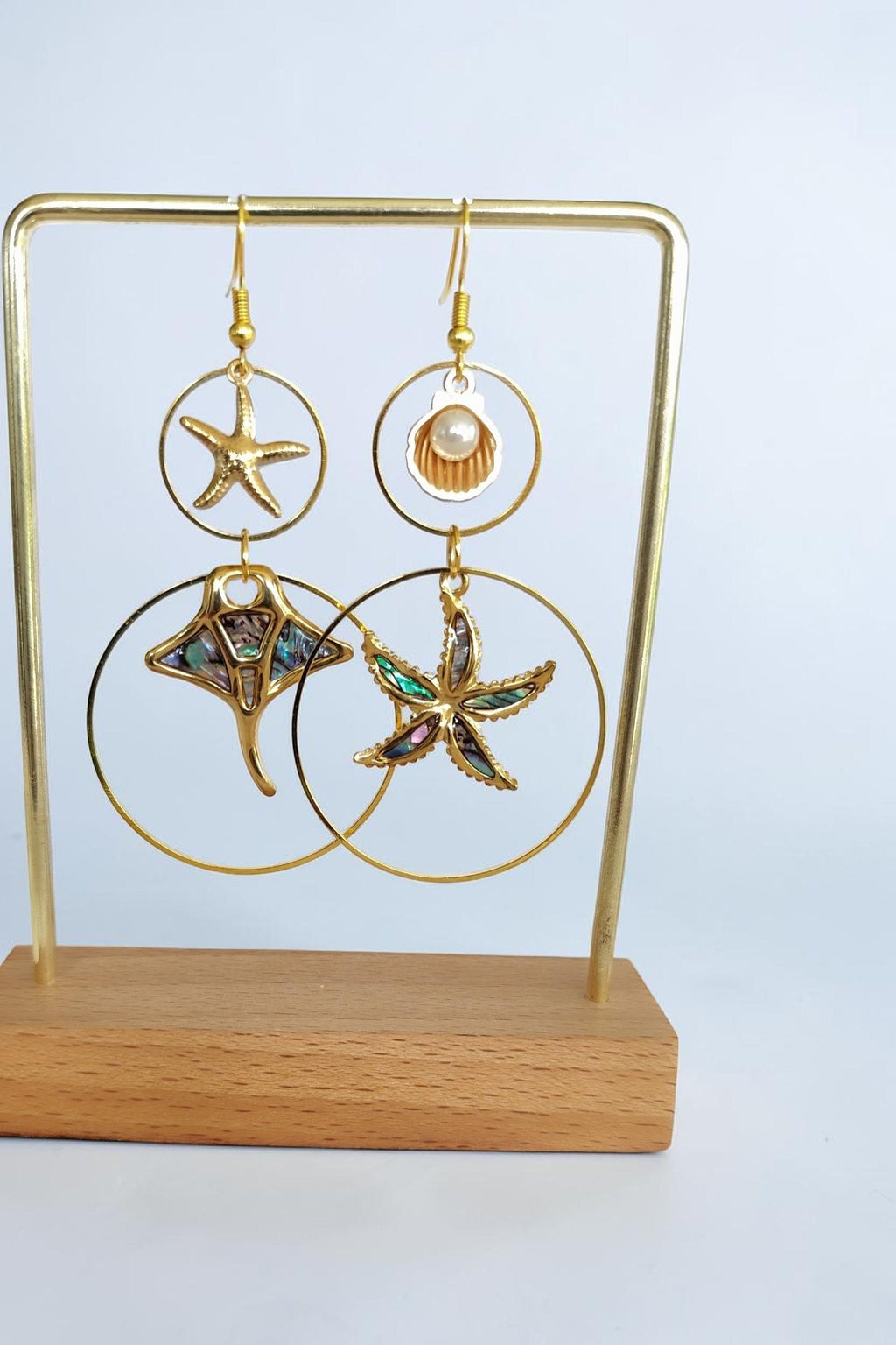 Boucles d'oreilles pendantes animaux marins nacrés – tortue, étoile de mer & raie manta
