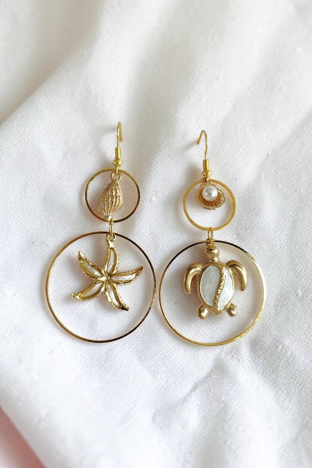 Boucles d'oreilles pendantes animaux marins nacrés – tortue, étoile de mer & raie manta