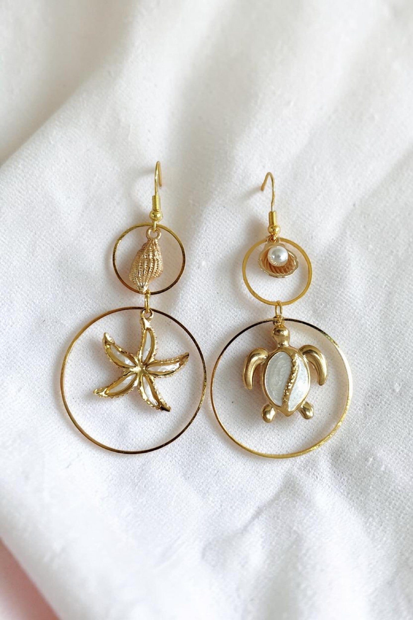 Boucles d'oreilles pendantes animaux marins nacrés – tortue, étoile de mer & raie manta