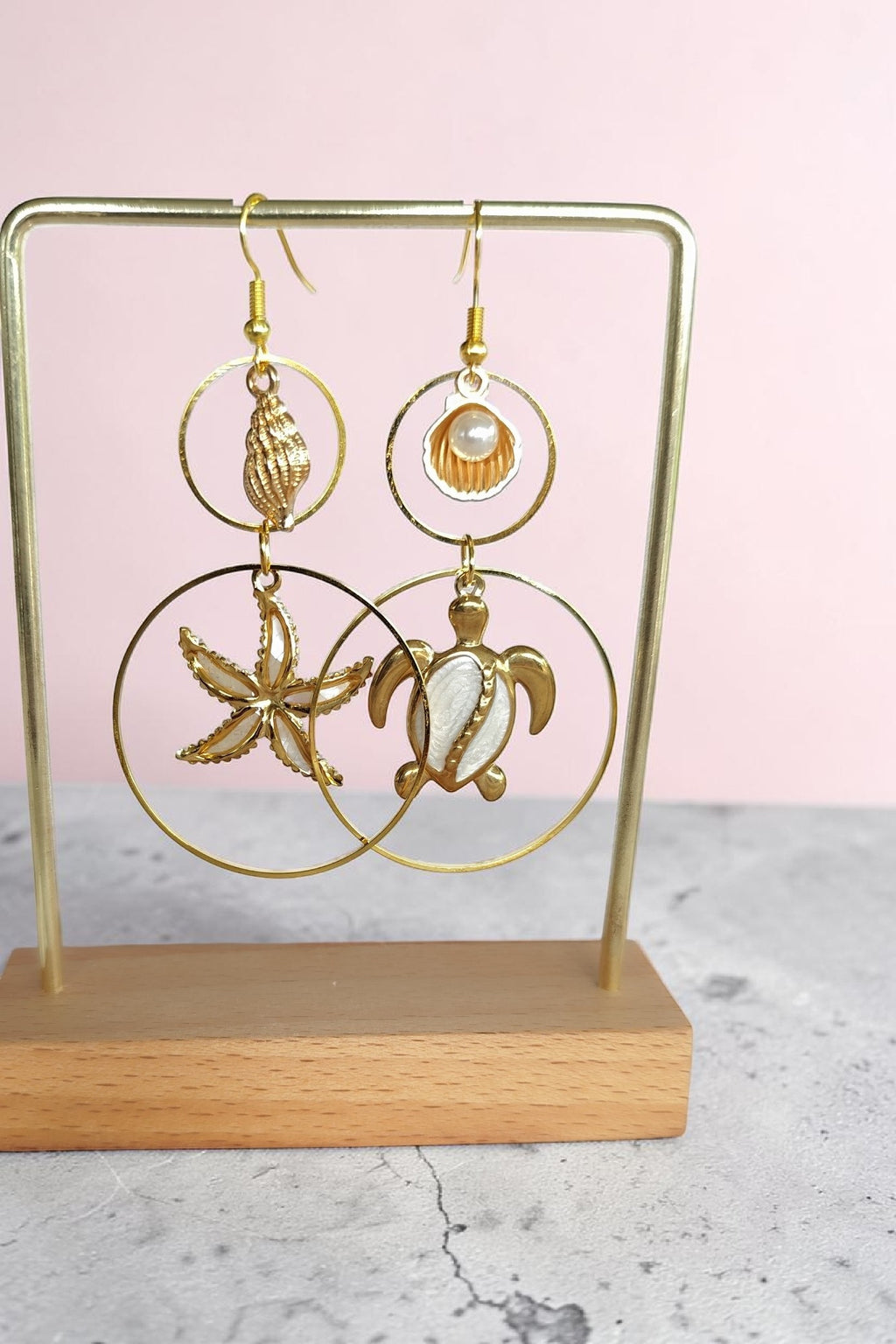 Boucles d'oreilles pendantes animaux marins nacrés – tortue, étoile de mer & raie manta