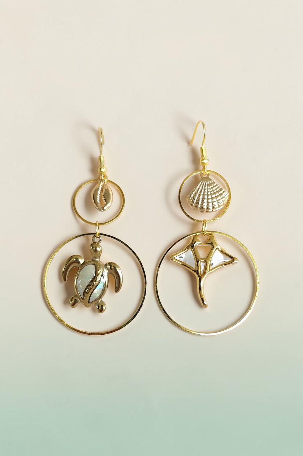 Boucles d'oreilles pendantes animaux marins nacrés – tortue, étoile de mer & raie manta