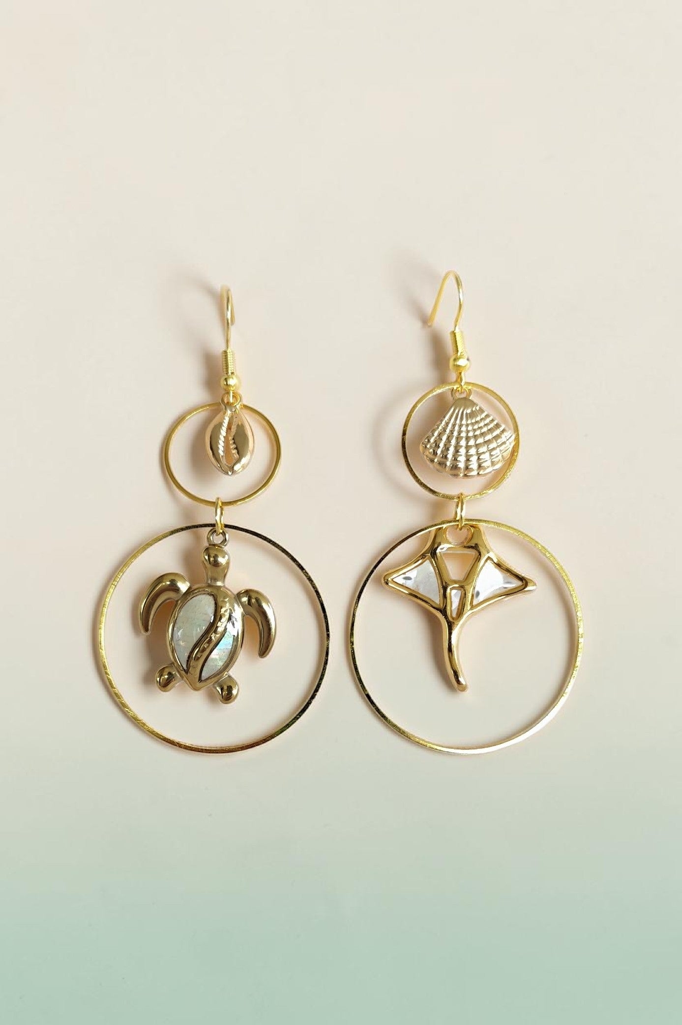 Boucles d'oreilles pendantes animaux marins nacrés – tortue, étoile de mer & raie manta