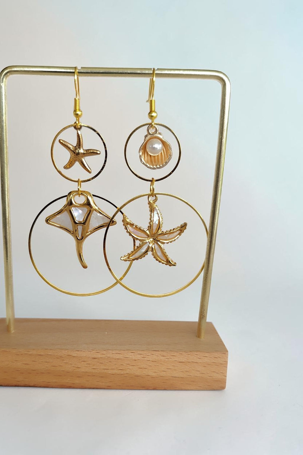 Boucles d'oreilles pendantes animaux marins nacrés – tortue, étoile de mer & raie manta
