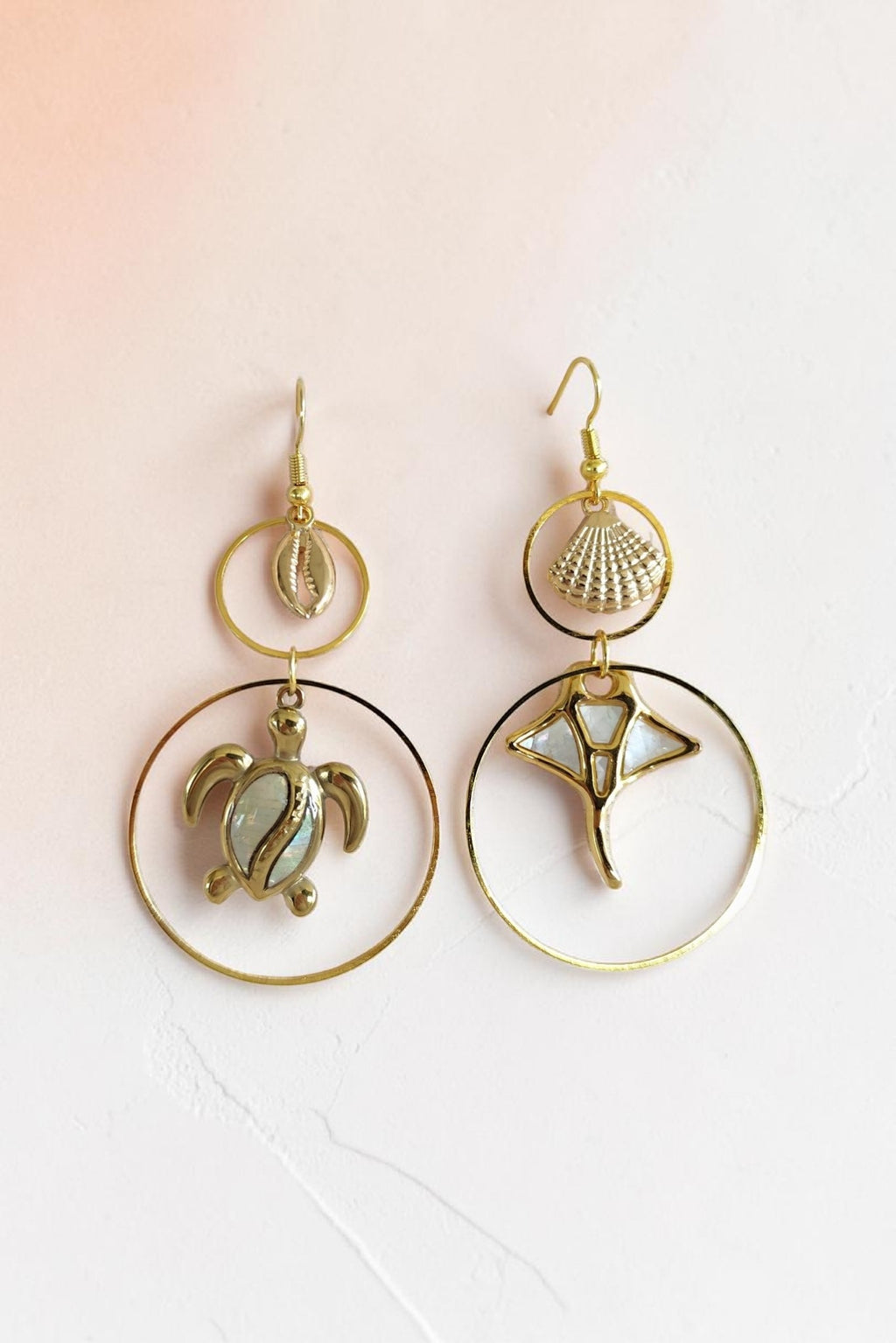Boucles d'oreilles pendantes animaux marins nacrés – tortue, étoile de mer & raie manta