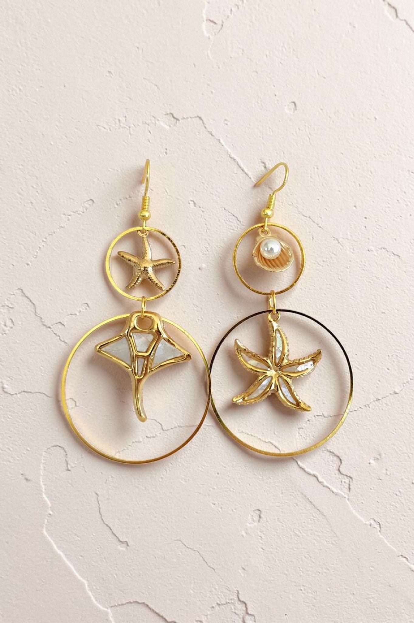 Boucles d'oreilles pendantes animaux marins nacrés – tortue, étoile de mer & raie manta