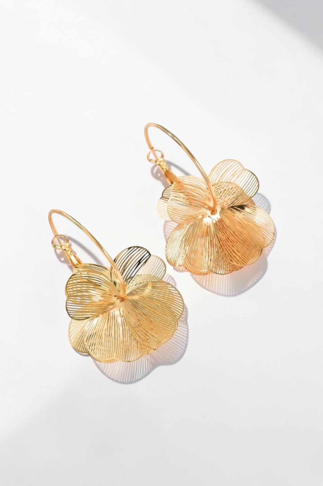 Boucles d'Oreilles Fleur Dorées — Éclat Solaire