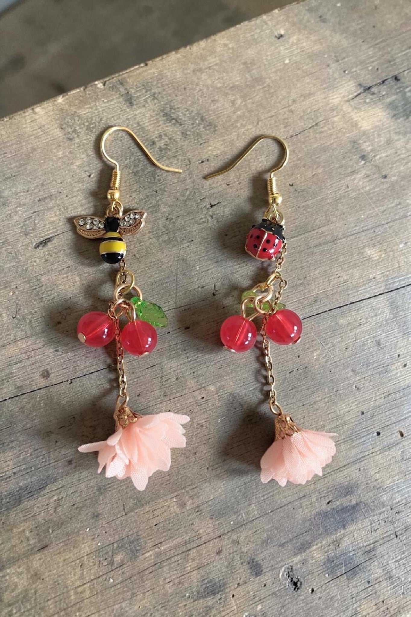 Boucles d'oreilles pendantes cerises colorées acier inoxydable artisanal été – Les Éclats de Mel