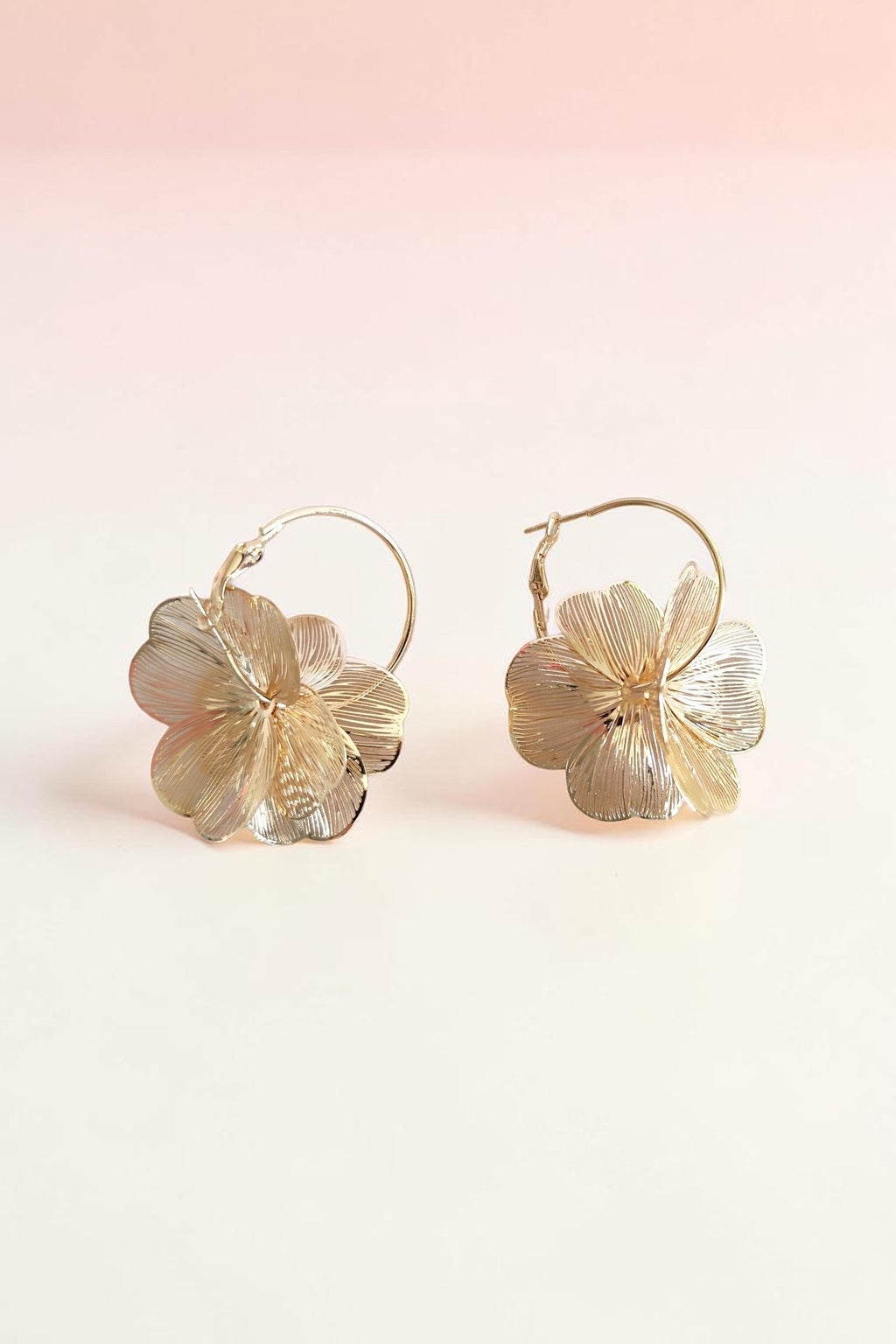 Boucles d'Oreilles Fleur Dorées — Éclat Solaire