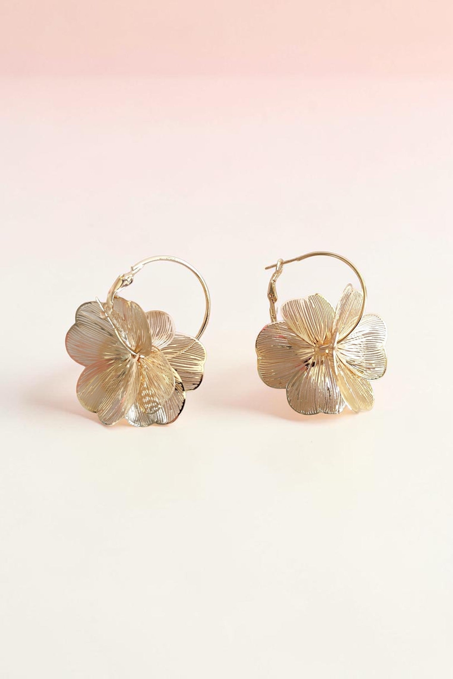 Boucles d'Oreilles Fleur Dorées — Éclat Solaire
