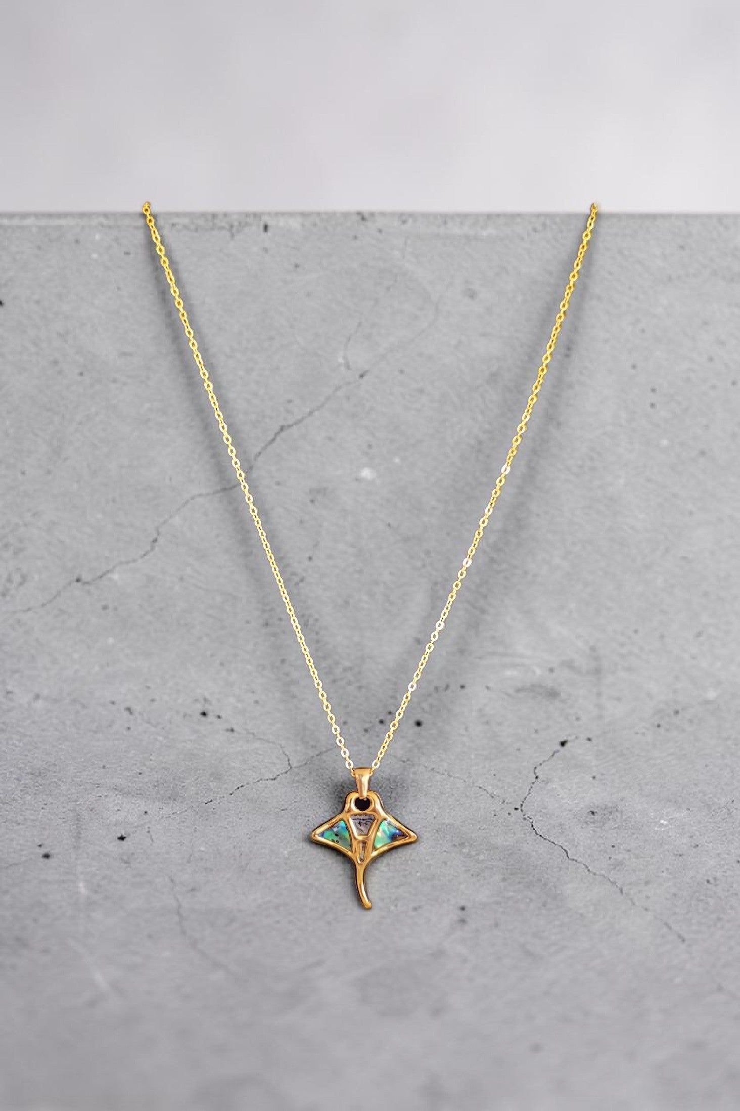 Collier pendentif raie manta – Fait main | 2 coloris