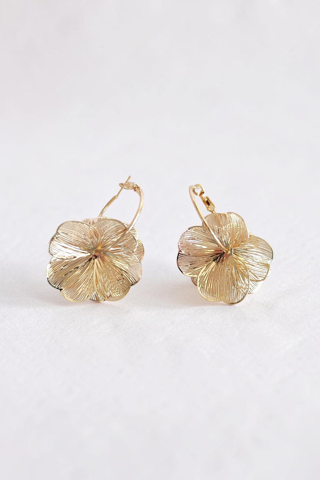 Boucles d'Oreilles Fleur Dorées — Éclat Solaire