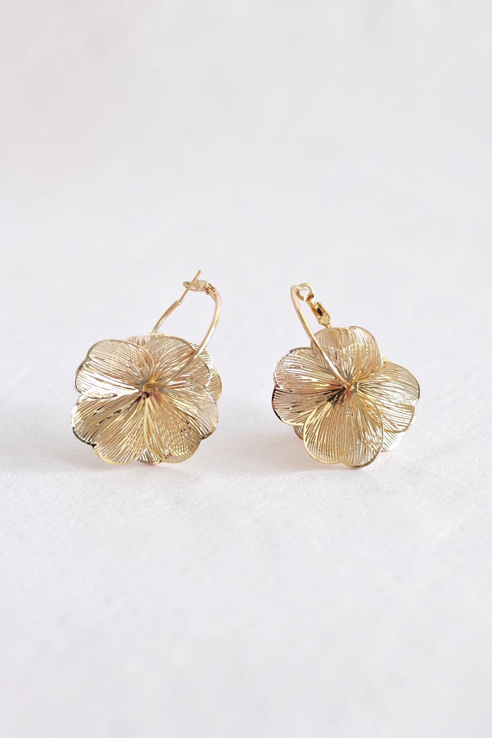 Boucles d'Oreilles Fleur Dorées — Éclat Solaire