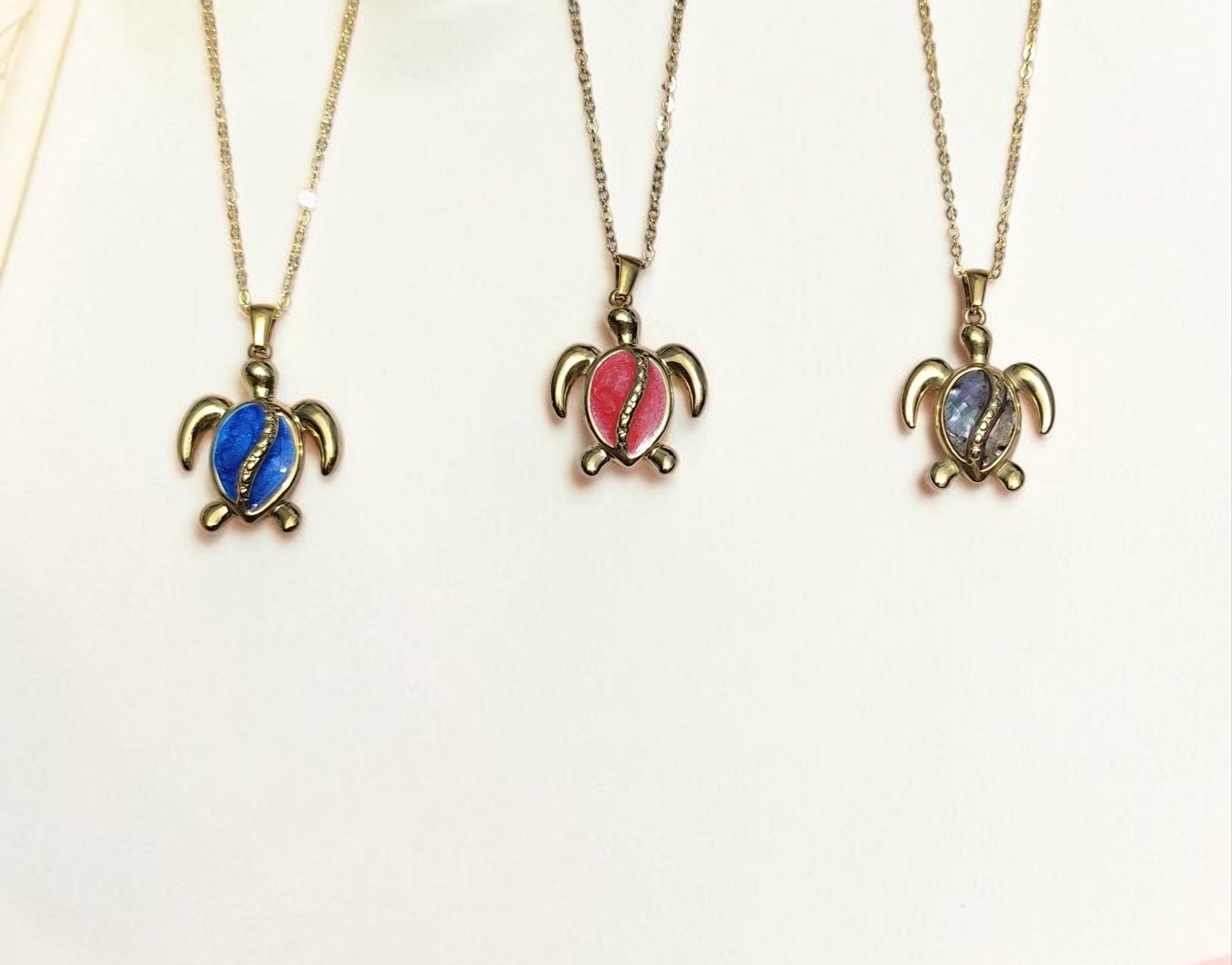 Collier Tortue Nacrée – symbole de sérénité – 7 coloris
