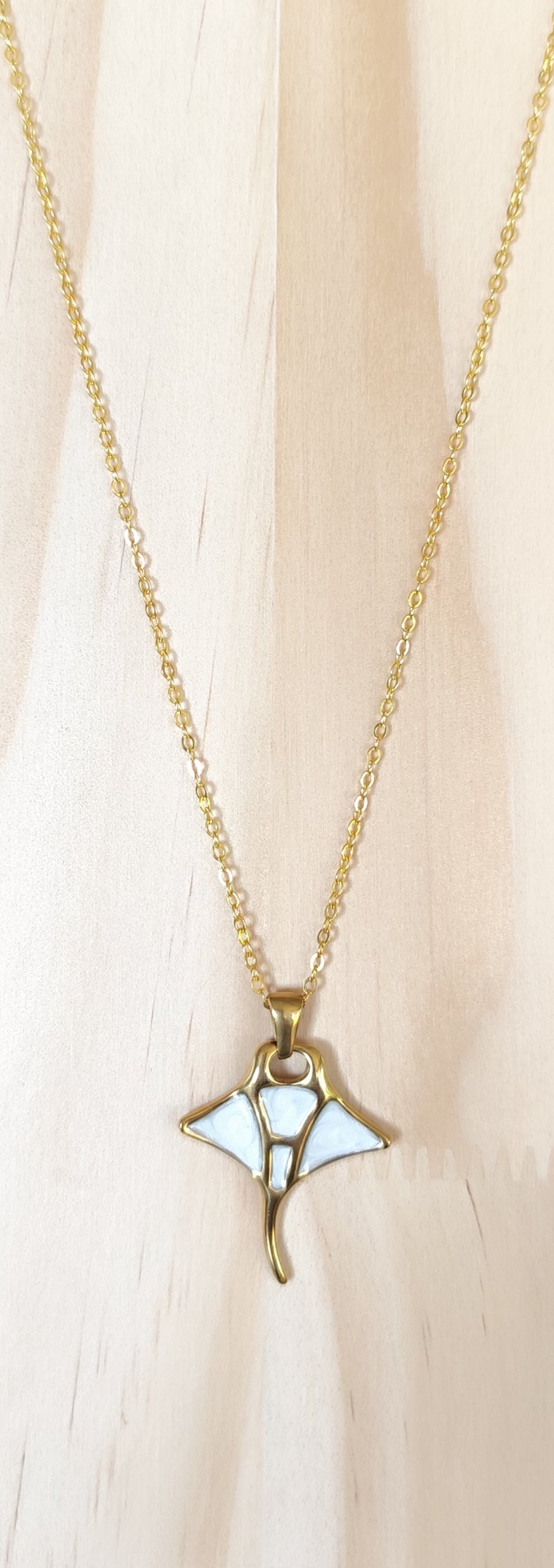 Collier Raie Manta – L’élégance des grands fonds – 2 coloris nacrés