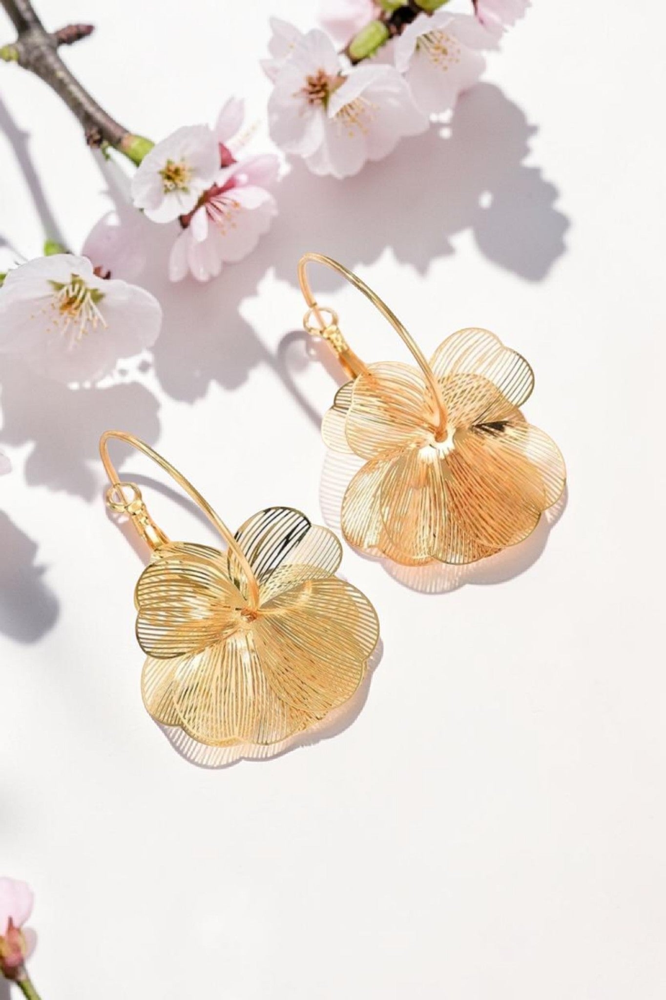Boucles d'Oreilles Fleur Dorées — Éclat Solaire