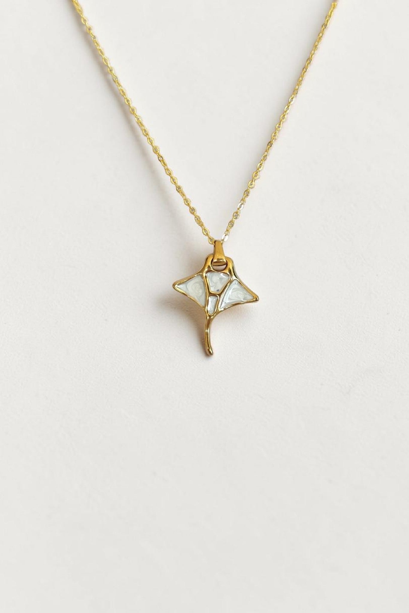 Collier pendentif raie manta – Fait main | 2 coloris