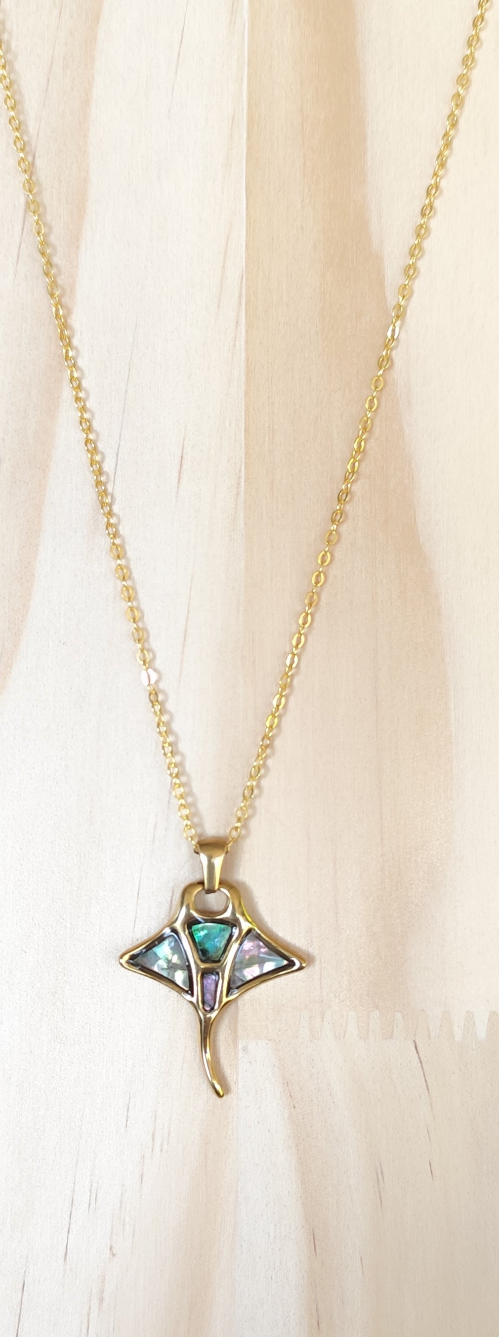Collier Raie Manta – L’élégance des grands fonds – 2 coloris nacrés