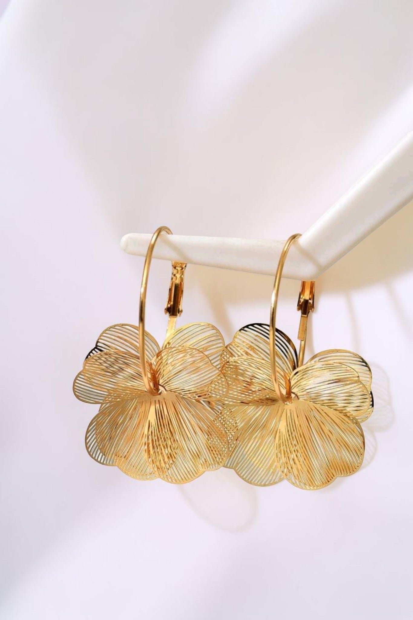 Boucles d'Oreilles Fleur Dorées — Éclat Solaire