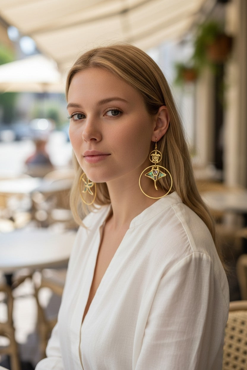 Boucles d'oreilles pendantes animaux marins nacrés – tortue, étoile de mer & raie manta